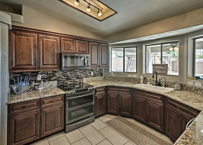 1 Mi To Lake: W/ Pool & Views In Havasu Holiday home